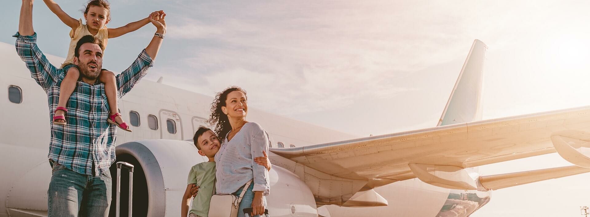 Família viajando de avião
